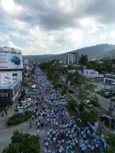 Multitudinaria caminata de oración por Honduras