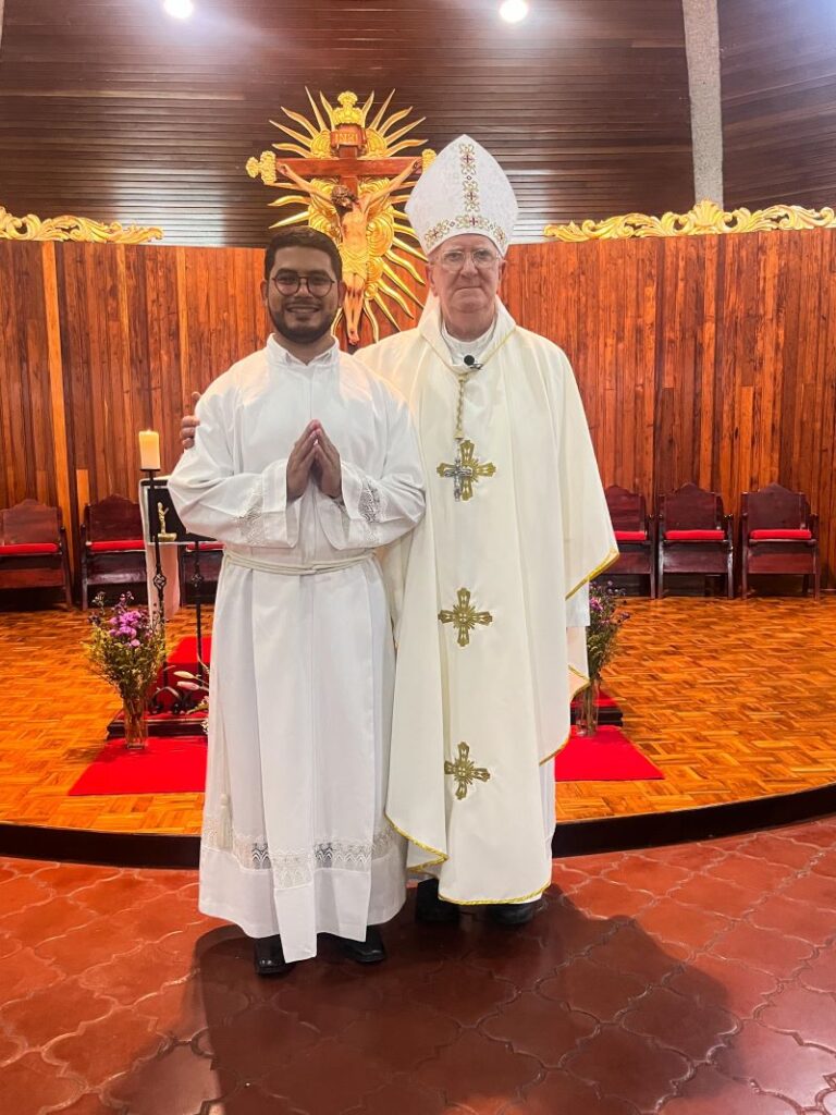 Monseñor Miguel Lenihan realiza visita fraterna a los seminaristas mayores