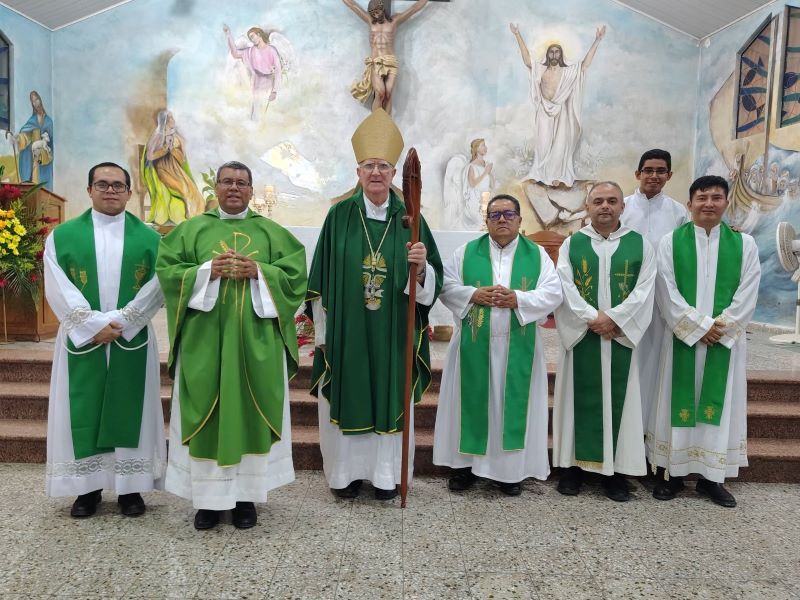 Los sacerdotes José Antonio Amaya y José Roberto Gonzales toman posesión de sus parroquias