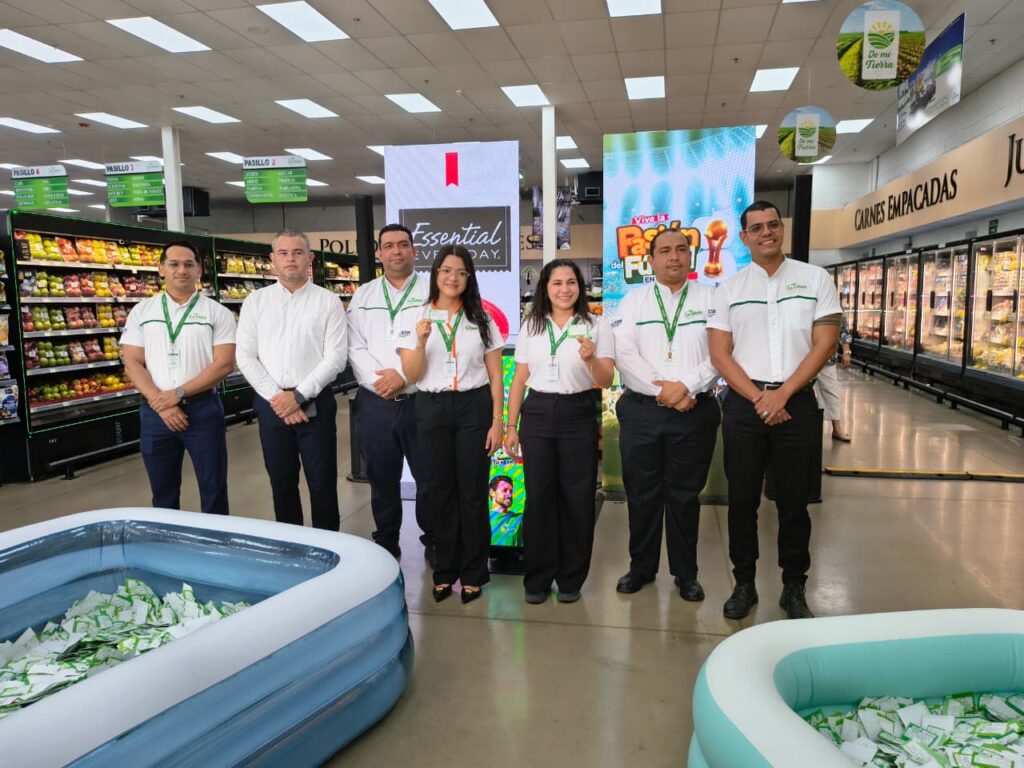 Supermercados La Colonia premia a dos afortunados clientes con viaje a México para vivir la pasión del futbol