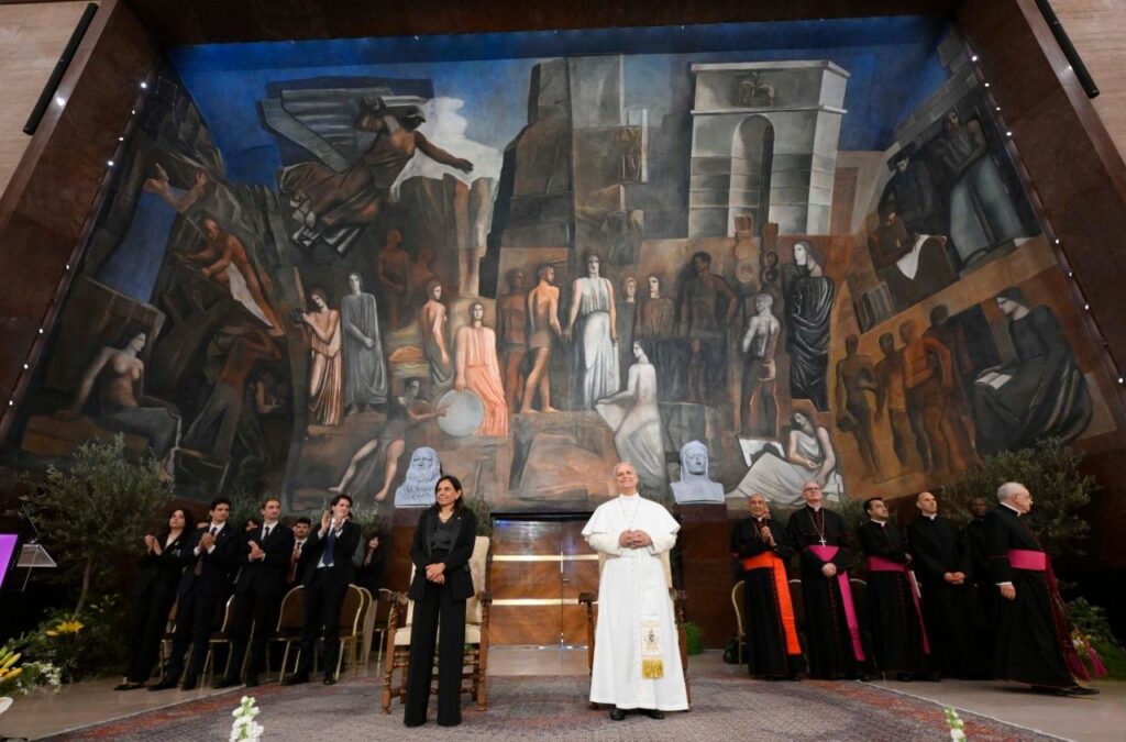 El Papa a los universitarios: sean artesanos de paz, el rearme enriquece a las élites
