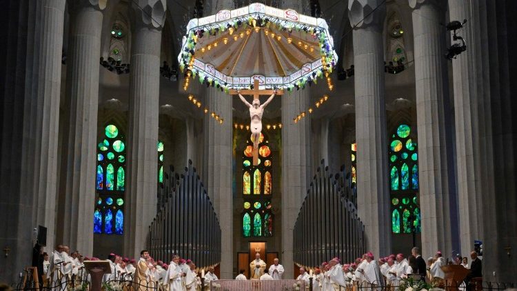 El Papa en la Sagrada Familia: Levantemos el rostro de quienes yacen en el polvo