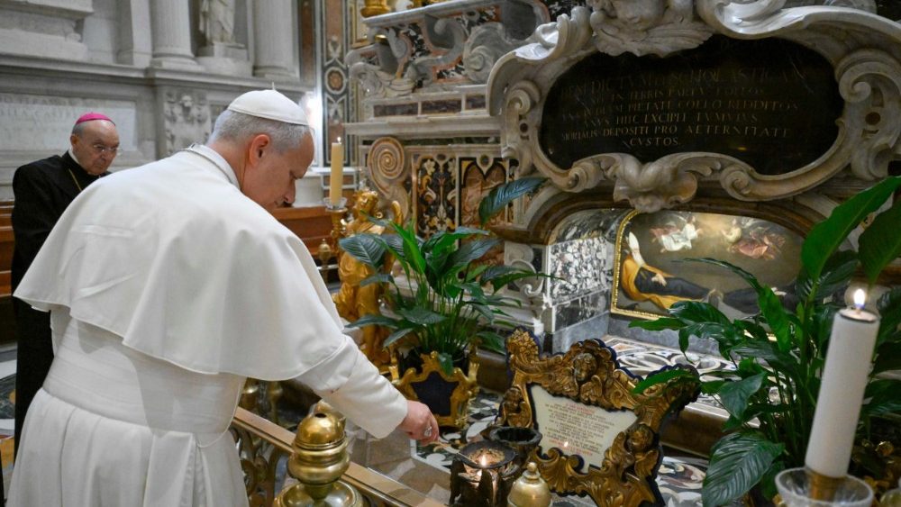 El Papa León reza por la paz en la Abadía de Montecassino