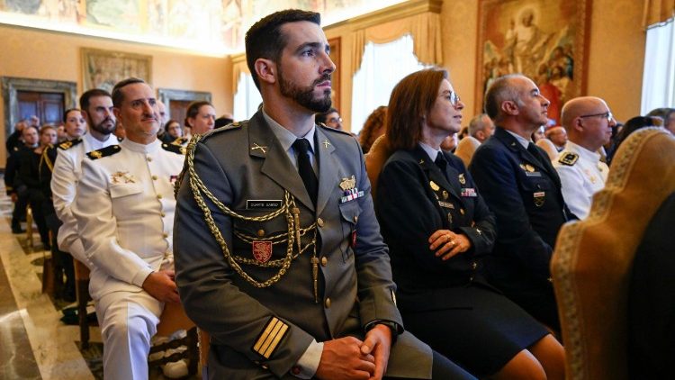 León XIV invita a los militares portugueses a servir con autoridad, humildad y fe