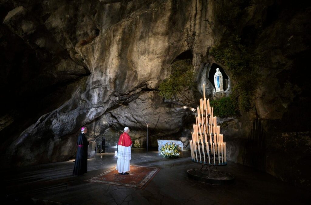 León XIV en Lourdes: una llamada a caminar con María bajo la luz de la esperanza