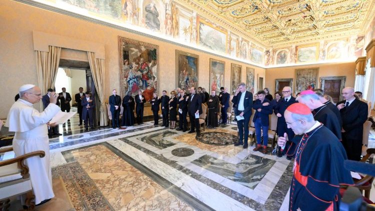 El Papa a los artistas: El arte custodia “la chispa de lo humano”